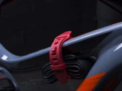 OS Strap - Spanband - Rood -Topeak Winkel AMS OS Strap Red fron view xweb 1024x1024