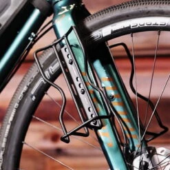 Blackburn Outpost Cargo Cage - Zwart -Topeak Winkel bbn outpost cargo bike cage black lifestyle 1